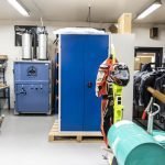 Ballenpresse A406 in einer Motorradwerkstatt