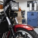Ballenpresse in einer Werkstatt hinter einem Motorrad