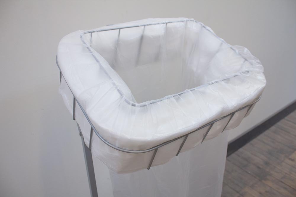 Quadratischer Bodenständer mit weißem Infinity-Sack