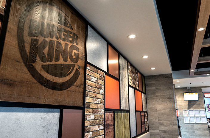 Burger-King-Logo an der Restaurantwand