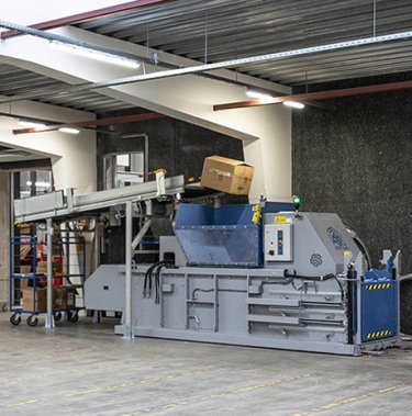 horizontale Ballenpresse an einem automatisierten Förderbandsystem