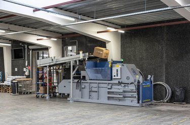 horizontale Ballenpresse an einem automatisierten Förderbandsystem