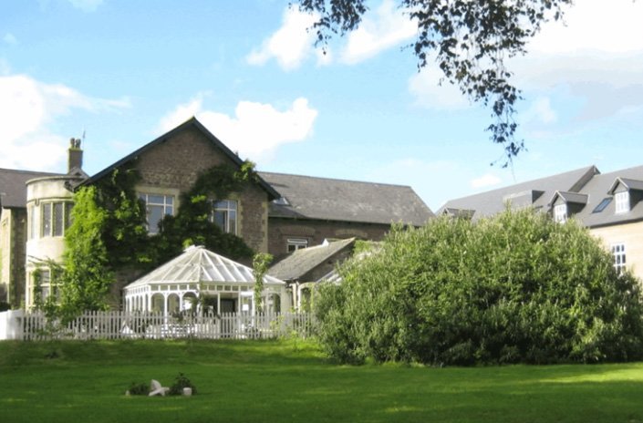 Pflegeheim mit gemütlichem Garten