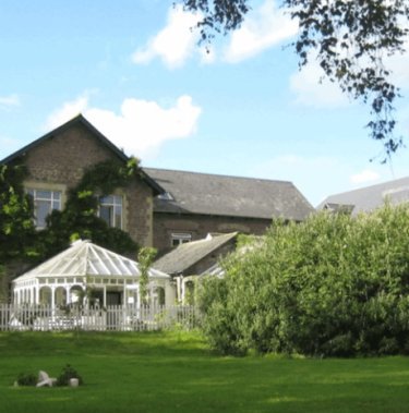 Pflegeheim mit gemütlichem Garten