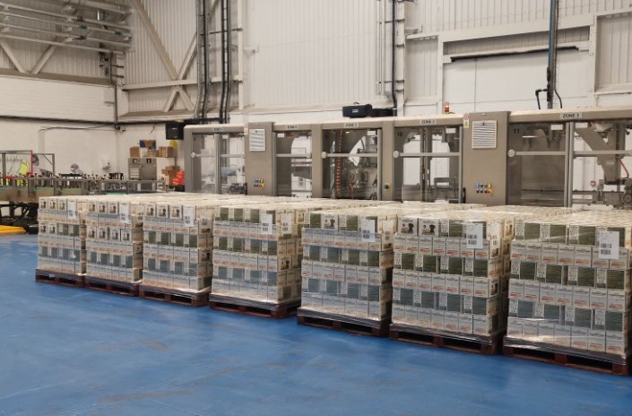 Paletten, verpackt mit Tierfutter