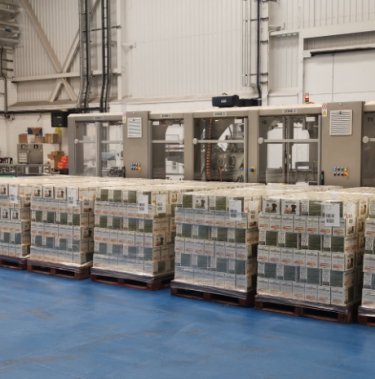 Paletten, verpackt mit Tierfutter