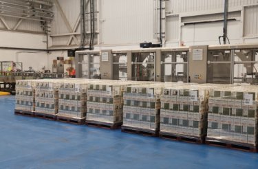 Paletten, verpackt mit Tierfutter