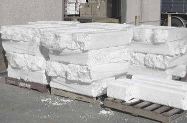 Styropor in Blöcken auf Paletten